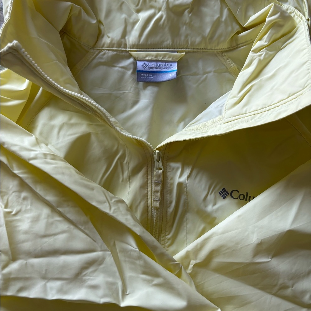 Columbia Women's Light Yellow Zip Up Jacket with packable hood